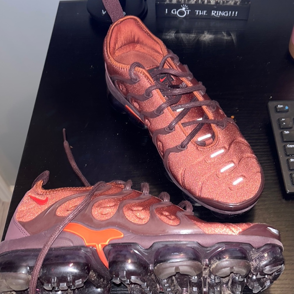 - Womens Nike vapormax